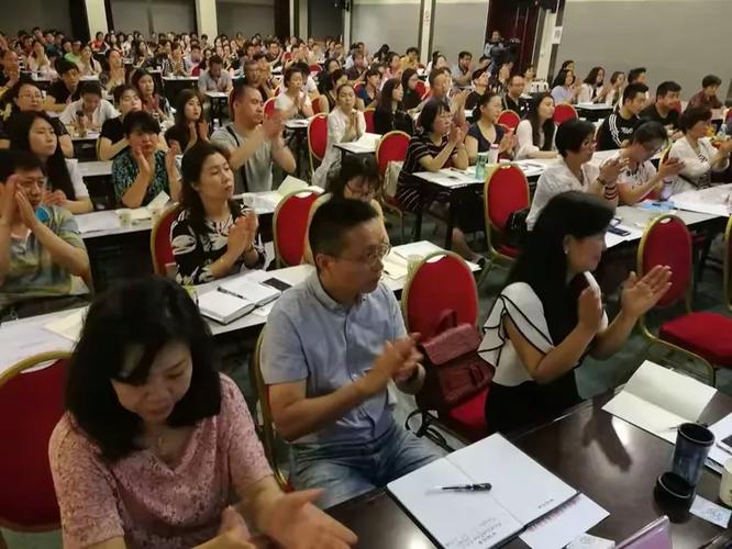 会上,局政务服务科对2016年民办培训机构年度检查情况进行了通报,并对